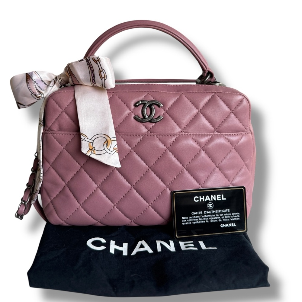 CHANEL Mauve Quilted Shoulder Bag with Silver Logo